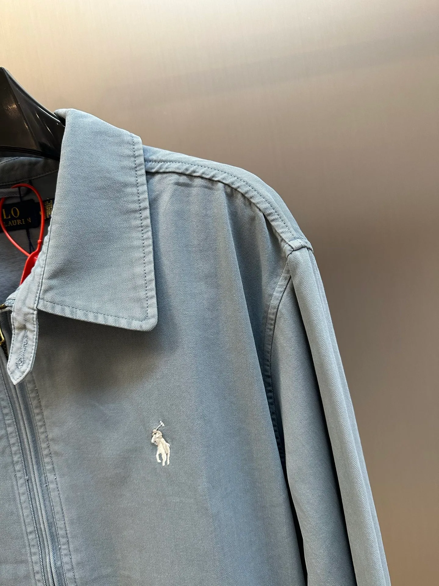 P480 Ralph Lauren embroidered zipper jacket, custom-made cloud velvet blue twill fine cotton, embellished with exquisite white pony logo, fully recognizable. Using imported machine embroidery technology, advanced computer control systems and precision mechanical components are used to achieve the iconic pony embroidery operation with high precision.  The hem is made at one time using a three-needle waist-stretching machine. The machine's special needle position and feeding mechanism are used to sew the elastic band and the fabric together in the same process. The three-needle design is stronger and can evenly distribute pressure to ensure a tight fit between the elastic band and the fabric. Follow the original color series for dyeing and overprinting. Prioritize the original color and fabric material to select special dyes, then heat to the appropriate temperature, perform dip-dyeing, and finally perform color overlay.  size：s m l xl